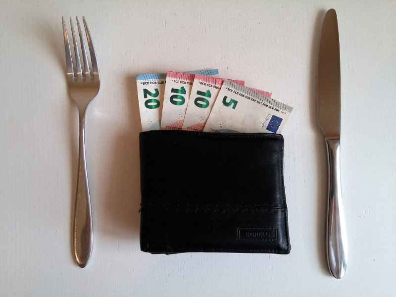 euro préstamo para desayunar cuchillo y tenedor